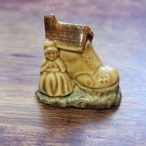 Wade Nursery Rhyme Old Lady in the Shoe Figurine